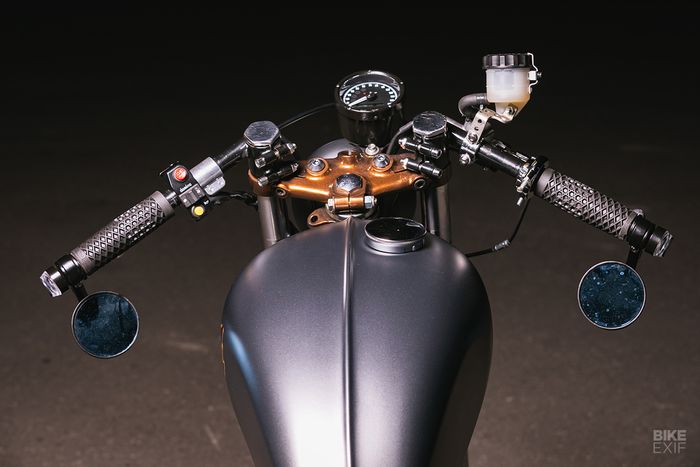Tampilan kokpit Triumph Bonneville bobber ini