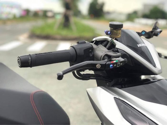 Area kokpit Honda Vario 150 ini mendapat beberapa aksesori mewah