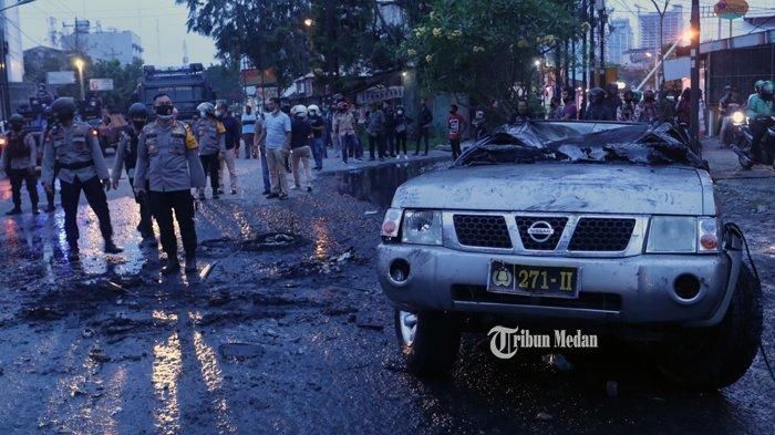 Nissan Terrano dibakar massa demo tolak UU Cipta Kerja di kota Medan