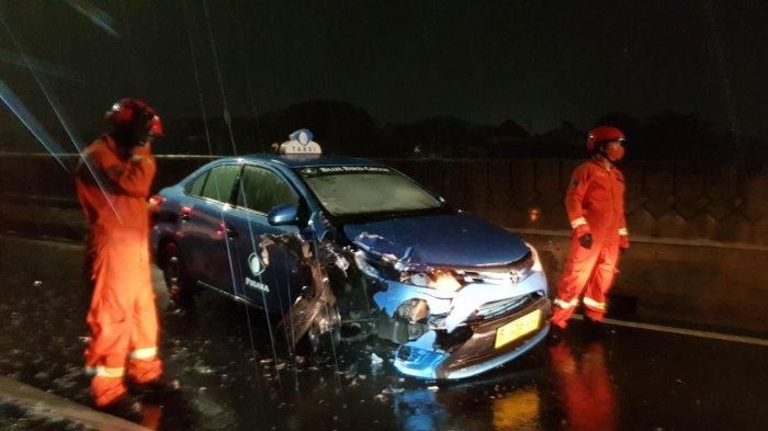 Petugas damkar mengevakuasi  mobil taksi Toyota Vios yang terlibat kecelakaan lalu lintas di Jalan Layang Pangeran Antasari, Cilandak, Jakarta Selatan pada Jumat (9/10/2020). 