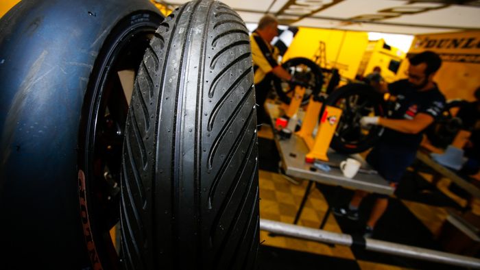Ban Dunlop untuk Moto2 dinilai Valentino Rossi masih terlalu keras, terutama ban basah