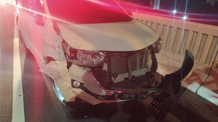 Toyota Avanza remuk, tabrakan beruntun dengan empat mobil lain di tol Layang Jakarta-Cikampek