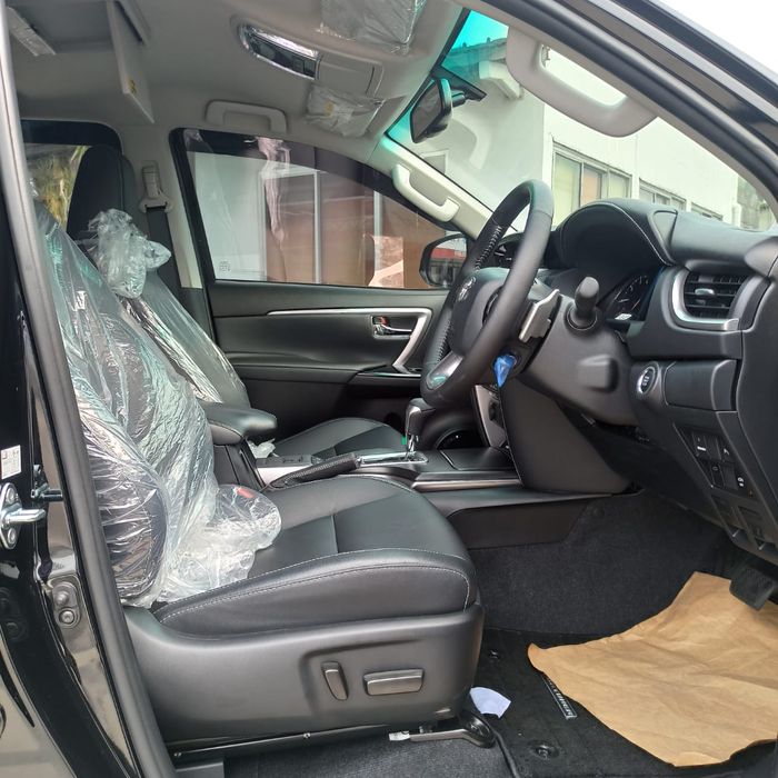 Interior depan sisi pengemudi Toyota Fortuner facelift.