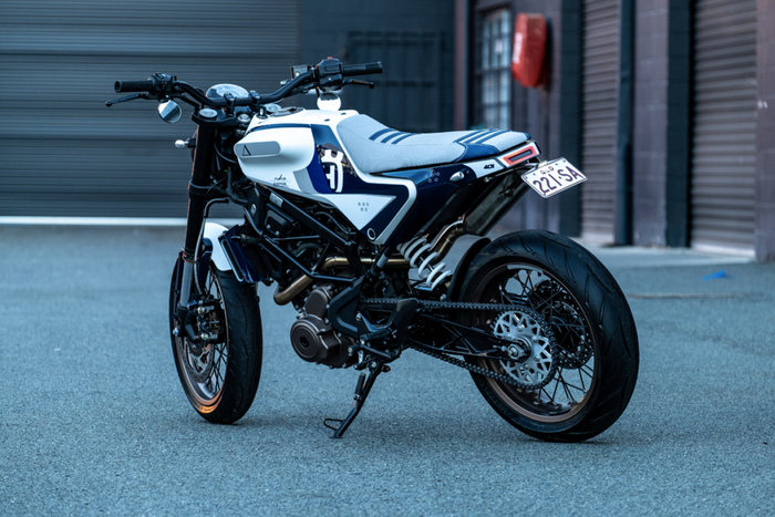 Street tracker tampan berbasis Husqvarna Vitpilen 401