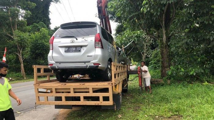 Toyota Avanza dievakuasi usai terjang dump truk di Bintan, Kepulauan Riau
