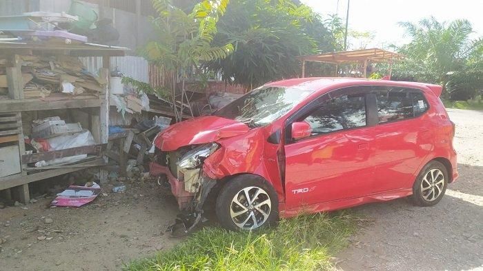 Satu unit minibus ringsek pada bagian depan akibat ditabrak kereta api di belakang Transmart Padang, Kelurahan Gunung Pangilun, Kota Padang, Sumatera Barat, Senin (12/10/2020)  