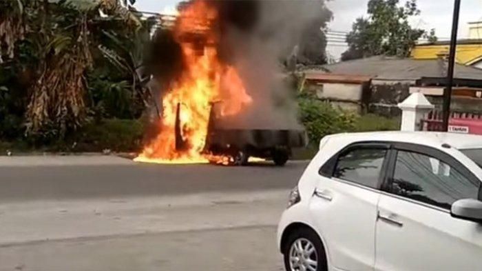 Daihatsu Gran Max terbakar di area SPBU Jl Kulim, Kampung Dalam, Senapelan, Pekanbaru