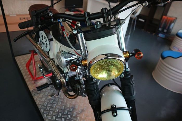 Tampang depan Honda S90 Scrambler ini