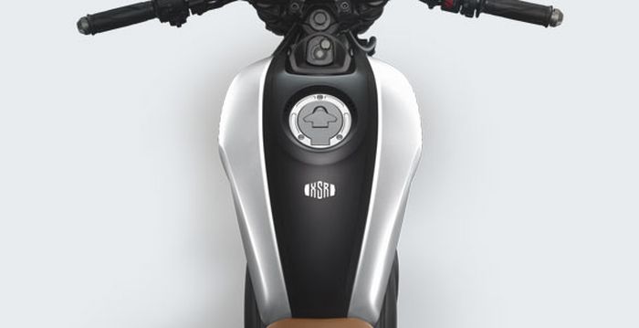 Tangki Yamaha XSR 155 menggunakan model drop shaped yang memberikan posisi berkendara yang nyaman