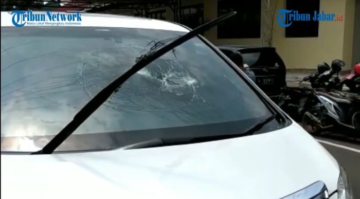 Kaca depan Toyota Alphard pecah