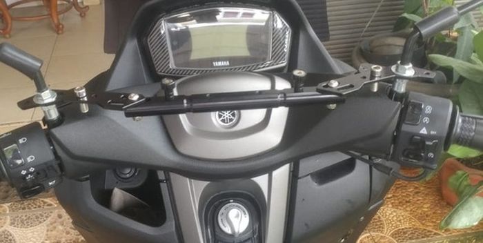 Bracket multifungsi terpasang di All New Yamaha NMAX