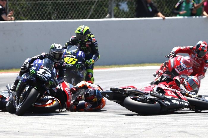 Valentino Rossi bersama dua pembalap lainnya terseret oleh Jorge Lorenzo dan berakhir mengalami crash di MotoGP Catalunya 2019 lalu.