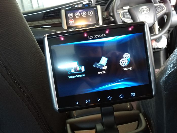 Layar 9 inch di bagian konsol tengah Toyota New Kijang Innova V dan Venturer