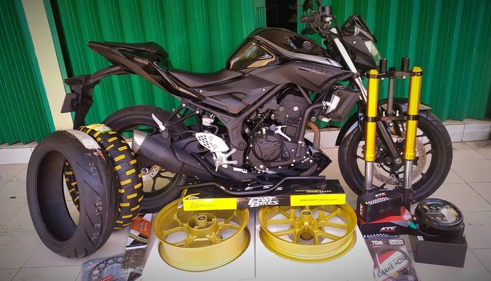 Contoh part-part yang ditawarkan di paket modifikasi custom Yamaha MT-25 berkonsep neo retro.