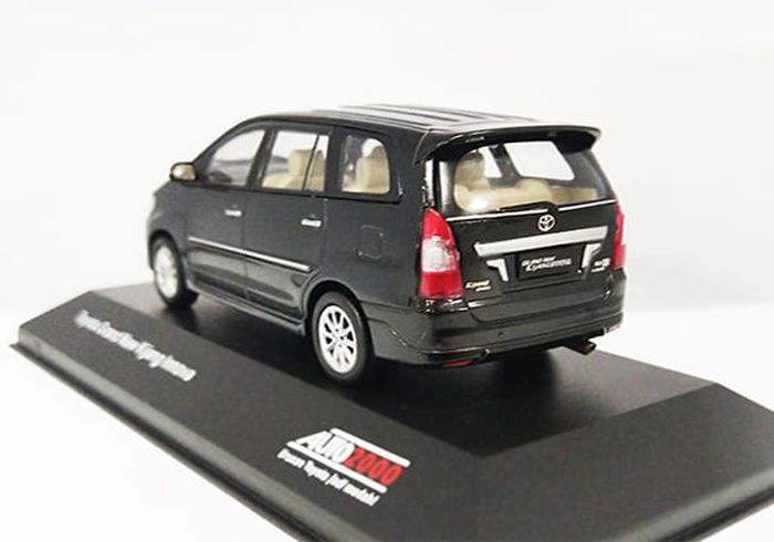 miniatur Toyota Grand New Kijang Innova jika kita lihat dari belakang