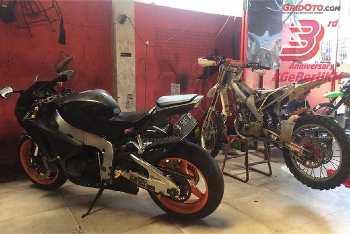 Motor sport Honda CBR1000R kepergok sedang servis di Abah Custom, bengkel spesialis motor trail dan supermoto.
