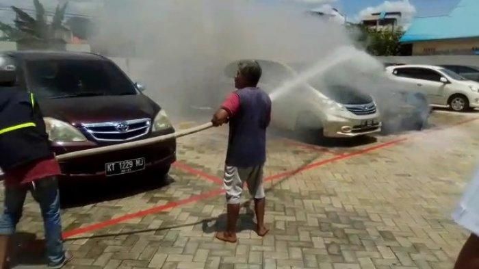 Proses pemadaman Honda CR-V yang terbakar di parkiran kantor Gubernur Kaltim