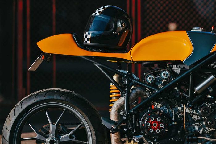 Tangki model klasik dan buntut tawon khas cafe racer