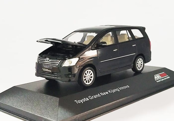 Miniatur Toyota Grand New Kijang Innova saat kap mesin dibuka