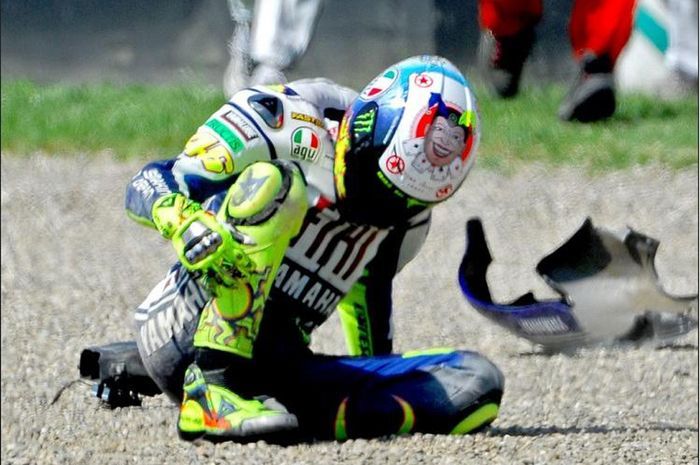 Valentino Rossi ketika mengalami crash hebat di MotoGP Aragon 2014 silam.