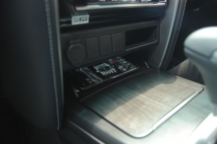 Wireless Charger Toyota Fortuner Bekerja Dengan Smartphone yang Mendukung Charging Wireless
