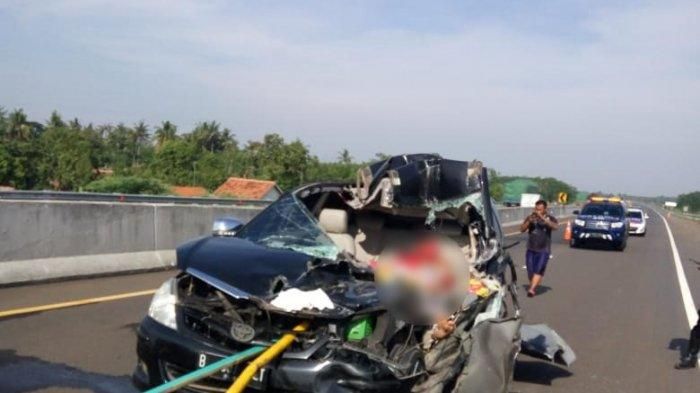Toyota Kijang Innova terbelah di tol Pemalang-Batang setelah menghantam truk, warga Boyolali tewas