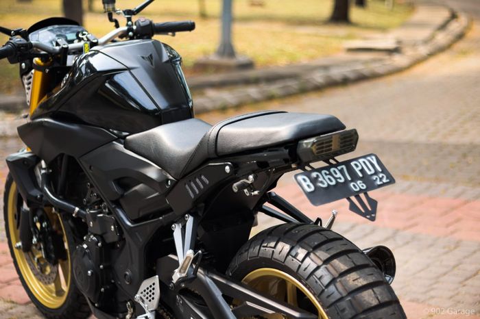 Penggunaan jok custom model tandem semakin menambah aura neo retro.