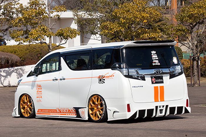 Tampilan belakang Toyota Vellfire tampil nyentrik hasil garapan K-Break