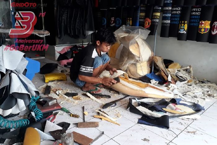 Pekerja di bengkel spesialis jok, Berkah Jok