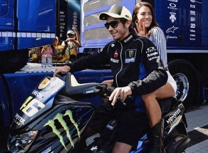 Valentino Rossi mengendarai Yamaha NMAX