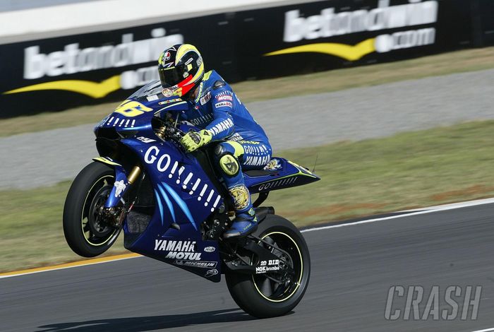 menggunakan Yamaha YZR-M1, Valentino Rossi berhasil meraih gelar juara dunia 2004.