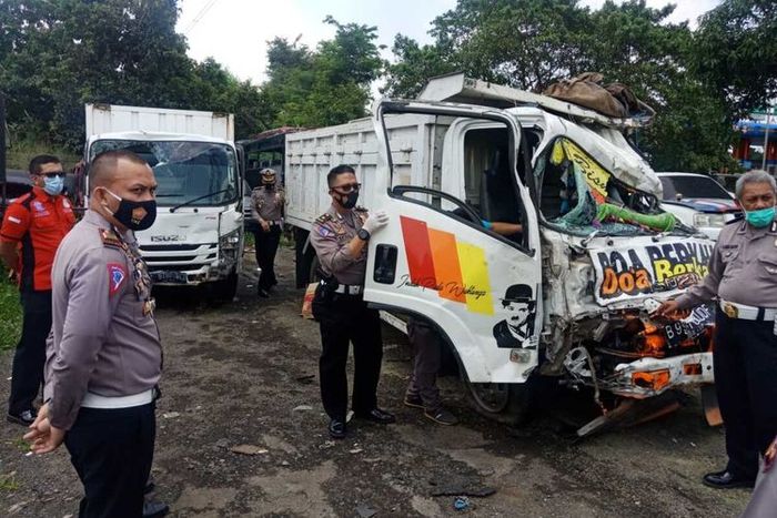 Kondisi truk yang terlibat kecelakaan maut di Jalan Raya Puncak Bogor, Kampung Sampay, Desa Tugu Utara, Kecamatan Cisarua, Kabupaten Bogor, Jawa Barat, Sabtu (17/10/2020).