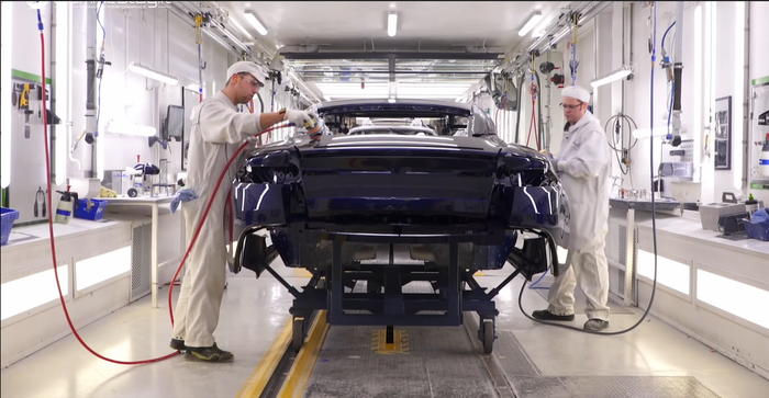 Poles bodi usai pengecatan di pabrik Aston Martin dilakukan secara manual