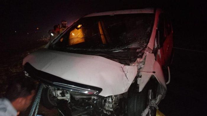 Toyota Alphard milik Putra dari Amien Rais, Ahmad Hanafi Rais terlibat kecelakaan karambol di Tol Cipali KM 112+900.