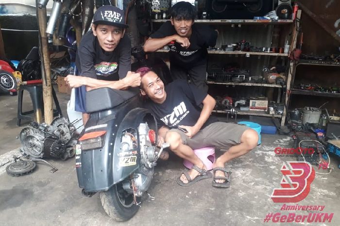 Yazqy (tengah) bersama rekannya yang bekerja di YZM Garage