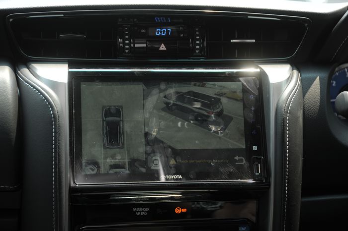Tampilan Surround Monitor di Head Unit Toyota Fortuner 2020