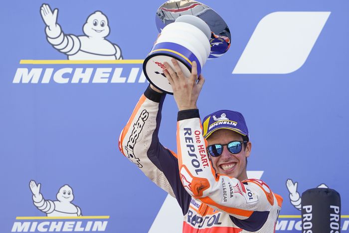 Alex Marquez naik podium di MotoGP Aragon 2020