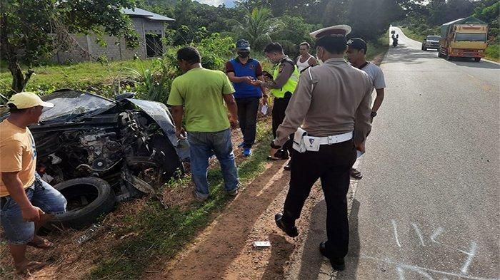 Olah TKP kecelakaan maut Toyota Rush, Suzuki Ertiga dan Toyota Calya di Kubu Raya, Kalimantan Barat