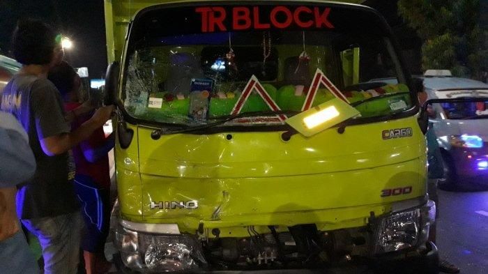 Truk bermuatan hebel yang menabrak 10 mobil di Jalan Dewi Sartika, Kramat Jati, Jakarta Timur, Senin (19/10/2020). (TribunJakarta/Bima Putra)