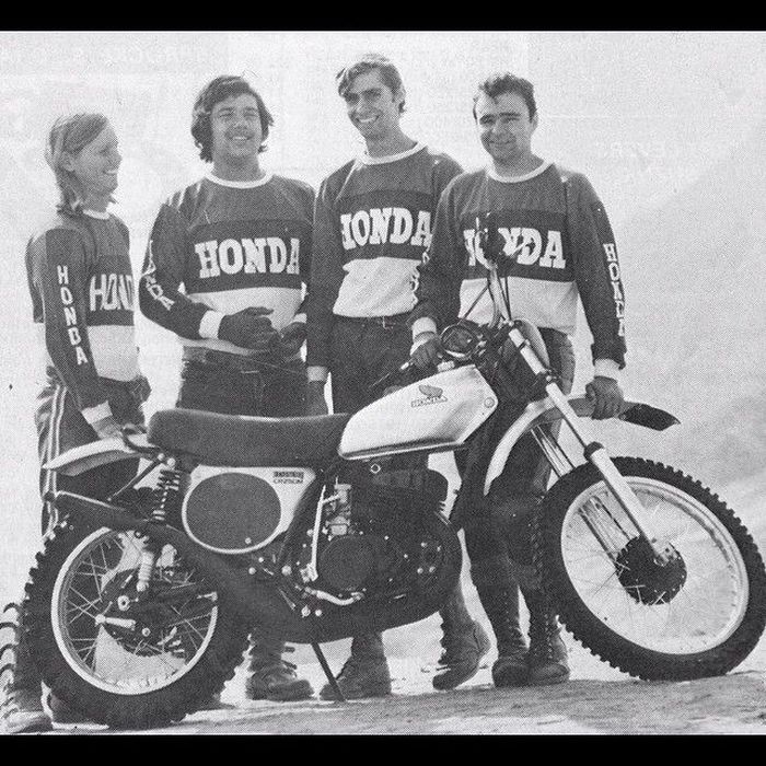 Gary Jones, kedua dari kanan, sukses menangkan AMA Motocross 1973 dengan Honda CR250M Elsinore standar