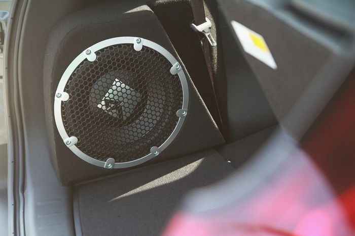 Mitsubishi Xpander Cross Rockford Fosgate Black Edition disematkan subwoofer dan amplifier lansiran prdusen audio asal Amerika Serikat tersebut.