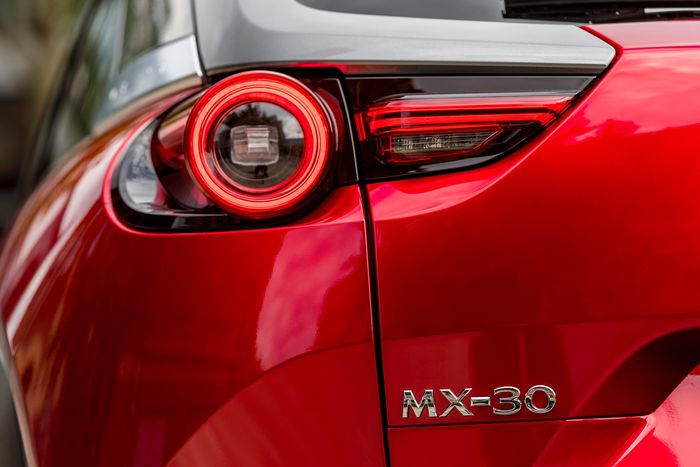 Mazda MX-30 dengan kelir Soul red Crystal