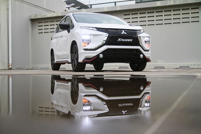 Ilustrasi mobil warna putih