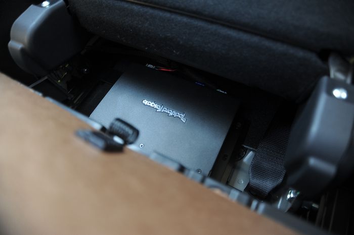 Power amplifier pada Mitsubishi Xpander Cross Rockford Fosgate Black Edition