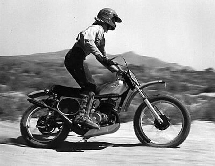 Honda CR250M Elsinore digeber Mitch Mayes di medan gurun pada tahun 1973
