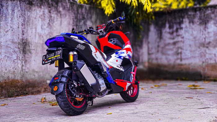 Upgrade tampilan Honda ADV 150 dengan decal stiker modal Rp 1,2 jutaan aja.