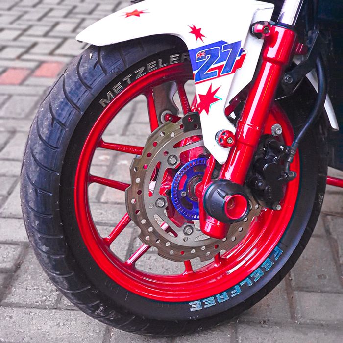 Pelek standar direpaint biar senada dengan konsep yang diambil.