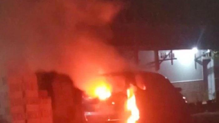 Detik-detik Daihatsu Xenia terbakar