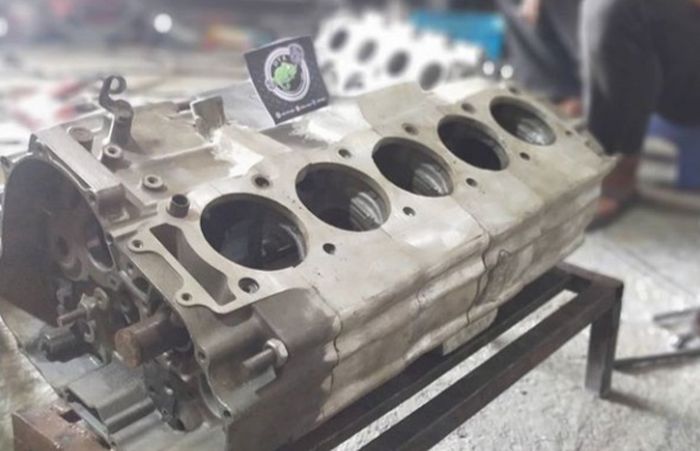 Proses pengerjaan mesin Yamaha Scorpio jadi lima silinder.