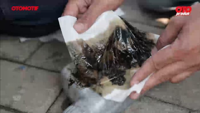 Karbon hasil gurah ruang bakar ketika disaring pakai kertas tissue
